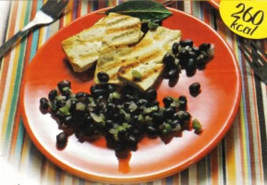 Ricetta del Tofu grigliato con salsa di fagioli neri: un secondo piatto da 260 calorie. Ricetta Vegetariana