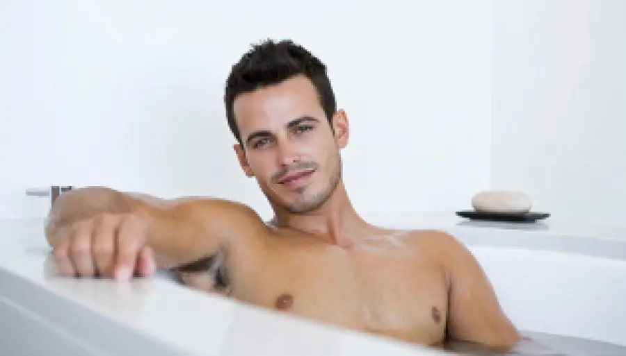 Rimedi naturali contro insonnia, stress e ansia: bagno caldo con lavanda e camomilla per un buon sonno