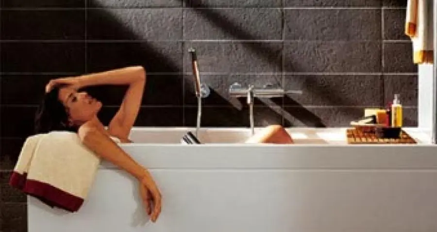 Bagno caldo con edera e chelidonia contro gambe gonfie e pesanti, ritenzione idrica e cattiva circolazione