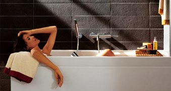 Bagno caldo con edera e chelidonia contro gambe gonfie e pesanti, ritenzione idrica e cattiva circolazione