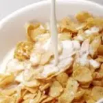 Cereali per la prima colazione: fiocchi di avena e mais, riso soffiato e crusca. Il muesli è invece troppo calorico