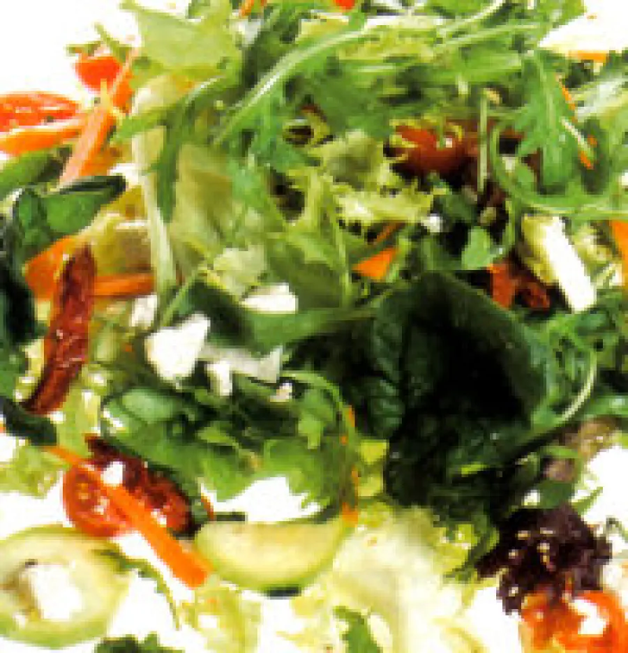 Ricetta Insalatona con formaggio greco (feta) e pomodori secchi: un piatto unico dietetico da 197 calorie