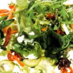 Ricetta Insalatona con formaggio greco (feta) e pomodori secchi: un piatto unico dietetico da 197 calorie