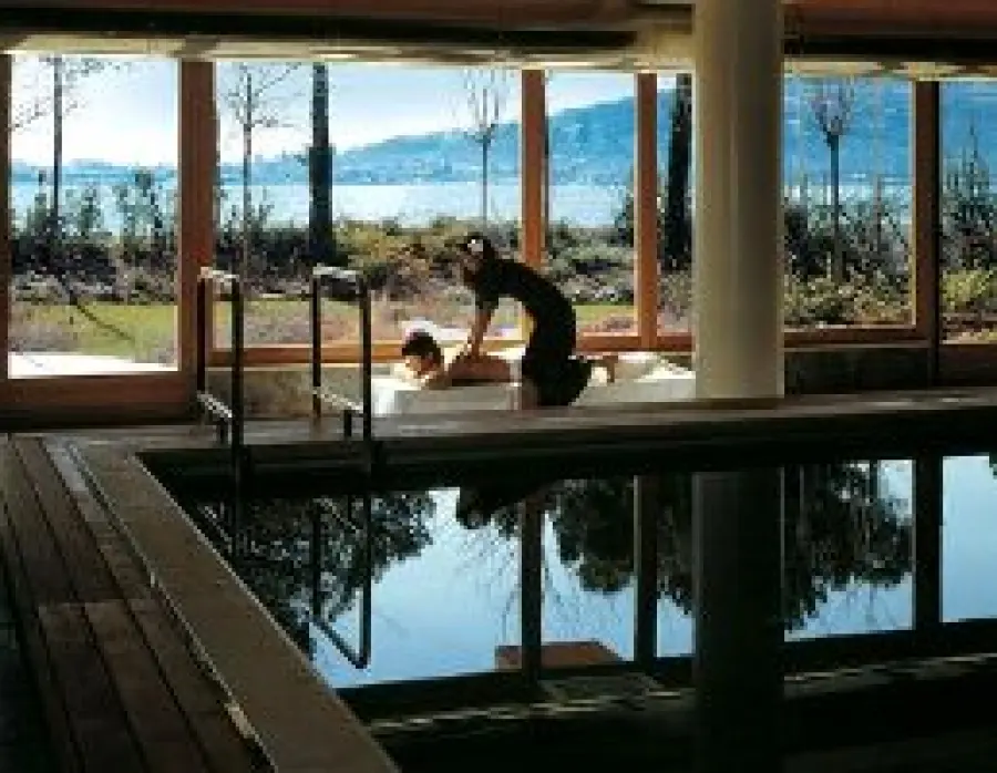 In centro benessere al lago d' Iseo (Sarnico-Bergamo): massaggi, peeling corpo, piscina e saune