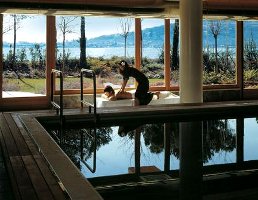 In centro benessere al lago d' Iseo (Sarnico-Bergamo): massaggi, peeling corpo, piscina e saune