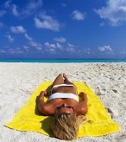 Filtri solari contro il melanoma (tumore pelle). Lampade solari vietate a minori di 18 anni e donne in gravidanza