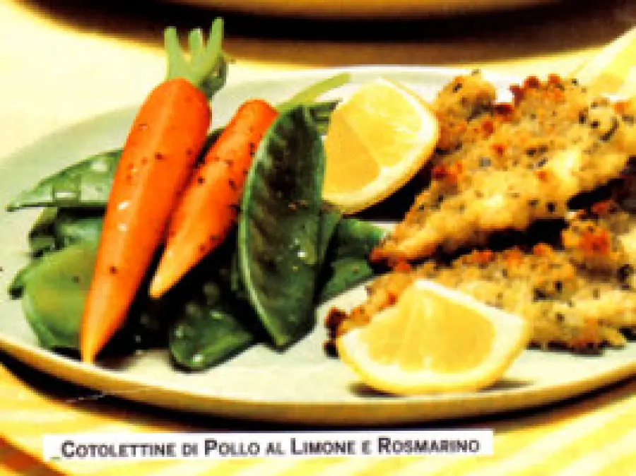 Ricette secondi piatti di carne: ricetta dietetica cotolette di pollo al limone e rosmarino con contorno di verdure