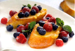 Ricetta light veloce Toast dolci ai Frutti di Bosco: pane e frutta per la prima colazione - Alimentazione Sana