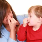 Alitosi nei bambini: cause alito cattivo e rimedi naturali