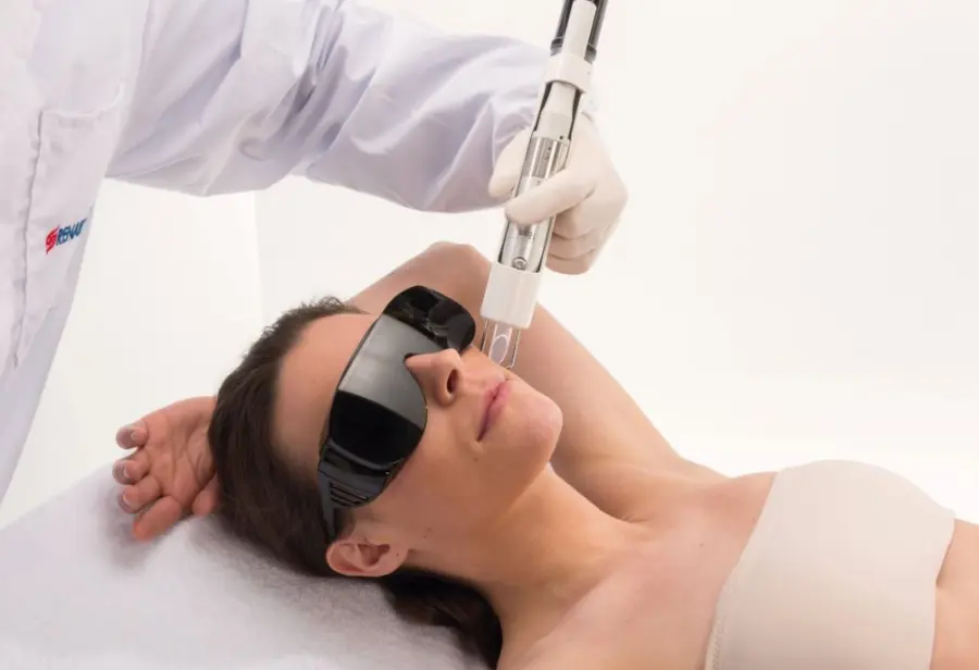 Rosacea sul viso: terapia di cura con il laser