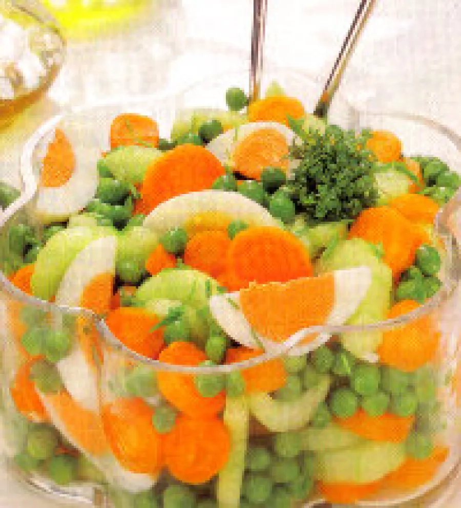 Ricette insalatone dietetiche light: ricetta insalata con uova e verdure. Piatto unico o secondo piatto light