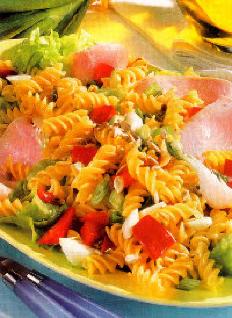 Ricetta insalatona dietetica con pasta, prosciutto cotto e verdure: un piatto unico light anche per la pausa pranzo