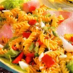 Ricetta insalatona dietetica con pasta, prosciutto cotto e verdure: un piatto unico light anche per la pausa pranzo