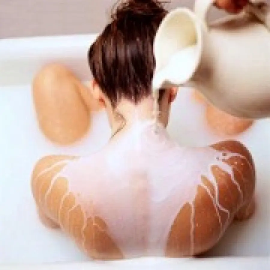 Bagno di latte e ricetta maschera viso fai-da-te: il latte per la bellezza della pelle del corpo e del viso