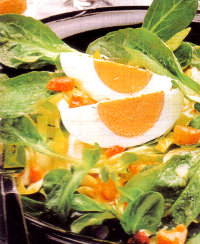 Insalatona dietetica: ricetta insalata Valeriana con salsa allo Speck e uova. Un contorno dietetico di verdure