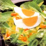 Insalatona dietetica: ricetta insalata Valeriana con salsa allo Speck e uova. Un contorno dietetico di verdure