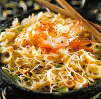 Ricette dietetiche light: ricetta spaghetti di soia con gamberi (o pollo) e verdure. Piatto unico da 410 calorie