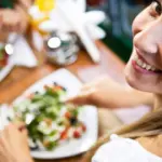 Mangiare piano e masticare bene aiuta la digestione ed aiuta a restare magri: aumenta il senso di sazietà