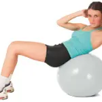 Esercizi di ginnastica in casa per rassodare cosce, gambe, glutei e addominali: allenamento con la Gym Ball