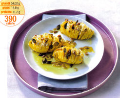 Contorni dietetici di verdure: ricetta ventagli di patate gratinate al forno con semi e pinoli. Piatto da 390 calorie