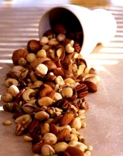 Frutta secca ricca di Omega 3 ed Omega 6 a colazione o a merenda per una sana alimentazione quotidiana