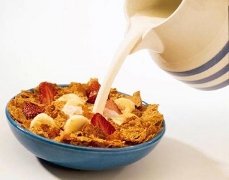 Sana Alimentazione: a colazione latte e cereali, pane e marmellata, yogurt e frutta, uovo alla coque per lo sport