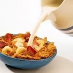 Sana Alimentazione: a colazione latte e cereali, pane e marmellata, yogurt e frutta, uovo alla coque per lo sport