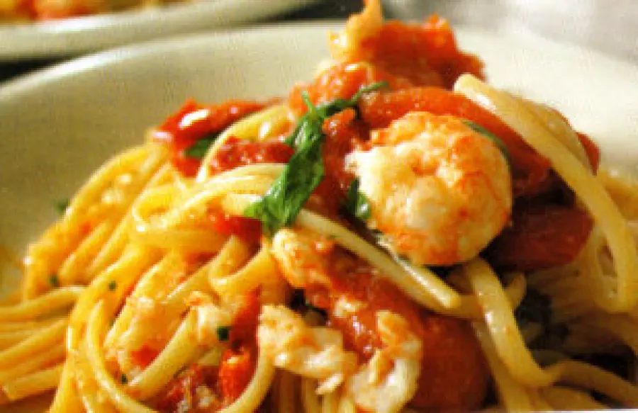 Ricette leggere primi piatti di pesce: ricetta pasta (linguine) con gli scampi. Primo piatto dietetico di pesce