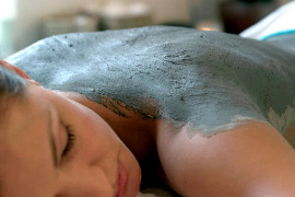 Ad Abano Terme (Padova) impacco di fango termale ad azione snellente e drenante anticellulite + idromassaggio
