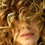 Contro i capelli crespi c'è il trattamento della "Brasiliana" dal parrucchiere. Ricci o mossi, niente più capelli crespi