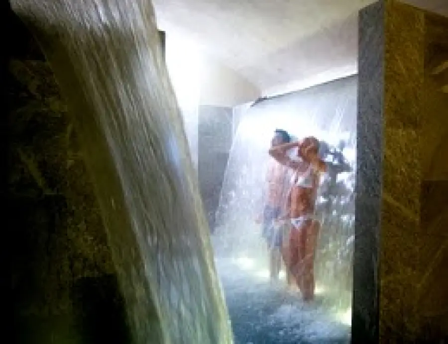 Terme di Milano: una pausa pranzo di benessere con idromassaggio, cascate d' acqua, biosaune e tisane