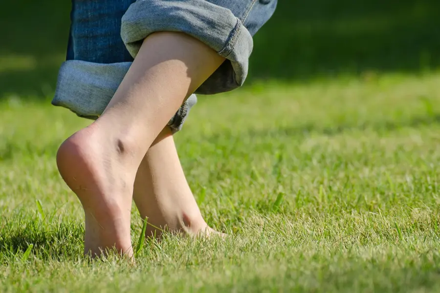 Camminare a piedi scalzi: rischi