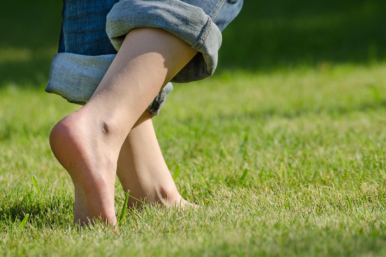 Camminare a piedi scalzi: rischi