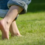 Camminare a piedi scalzi: rischi