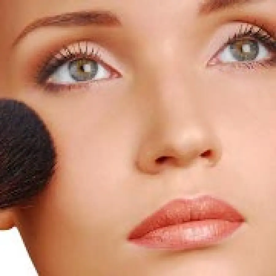 Trucco-Viso: i prodotti cosmetici di base-trucco per nascondere borse sotto agli occhi, cuperosi, pori dilatati