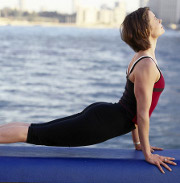 Esercizi Yoga in menopausa contro insonnia, ritenzione idrica, gambe gonfie. Salute donna in menopausa