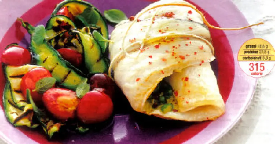 Ricette dietetiche secondi piatti pesce: ricetta Filetti di Branzino ai Pistacchi con Zucchine e Ciliegie marinati