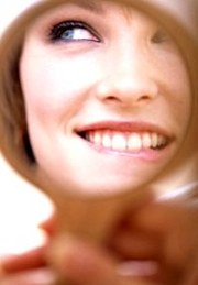 Filler di acido ialuronico per eliminare le borse sotto gli occhi: trattamento soft senza bisturi di Medicina Estetica