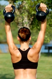 Corsi Fitness di Kettlebell in palestra: esercizi per addominali, braccia, spalle, gambe e glutei