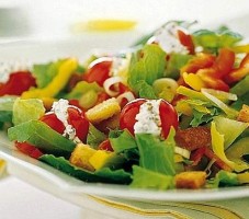 Ricette Insalatone Dietetiche: ricetta insalatona light con crostini e pomodorini alla robiola. Un piatto unico leggero