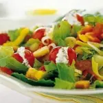 Ricette Insalatone Dietetiche: ricetta insalatona light con crostini e pomodorini alla robiola. Un piatto unico leggero