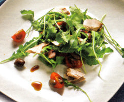 Ricette antipasti dietetici pesce: ricetta Tonno al vapore in insalata. Antipasto light da 260 calorie a porzione