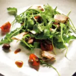 Ricette antipasti dietetici pesce: ricetta Tonno al vapore in insalata. Antipasto light da 260 calorie a porzione