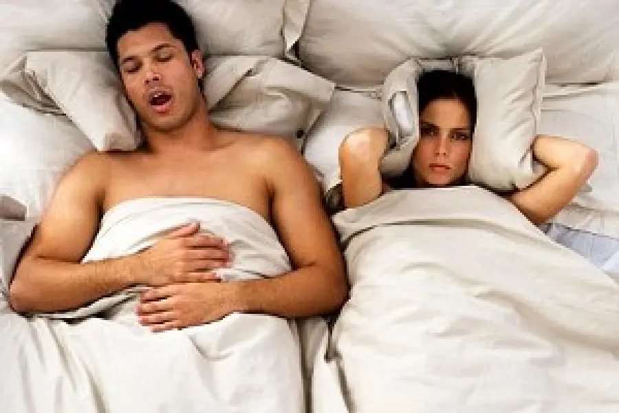 Roncopatia e disturbi del sonno: smettere di russare con il cuscino giusto. Lo studio americano della Tempur