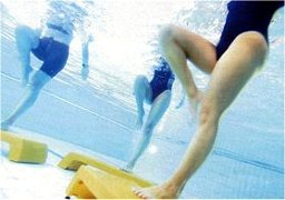 L' Acqua Step: i corsi di Step in piscina per dimagrire e rassodare glutei, gambe, cosce e addominali 