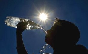 Bere molta acqua depura, combatte la ritenzione idrica e i calcoli renali. I "trucchi" per bere più acqua