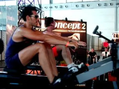 Benefici del Rowing: allenamento per braccia, gambe, addominali e glutei. I corsi di Rowing a Rimini Wellness