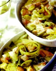 Ricette veloci e leggere primi piatti pesce: ricetta Gratin di pasta, porri e trota salmonata