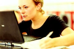 Salute degli occhi davanti al computer: uso corretto del Pc, distanza del computer dagli occhi, lacrime artificiali 