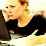 Salute degli occhi davanti al computer: uso corretto del Pc, distanza del computer dagli occhi, lacrime artificiali 